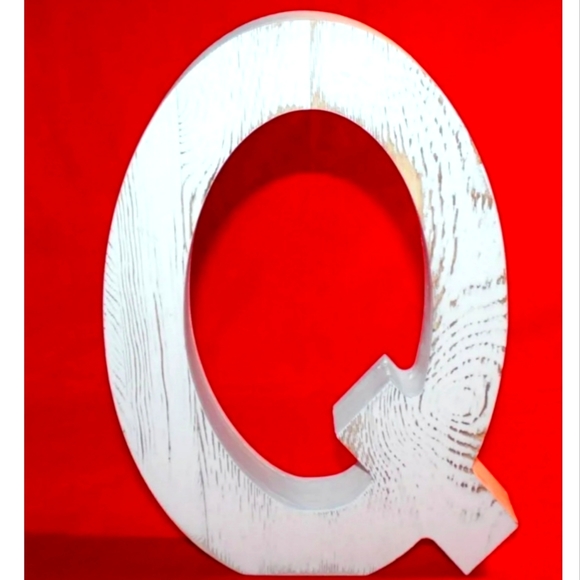 Large Distressed White Wall Desk Letter Q - Picture 2 of 15